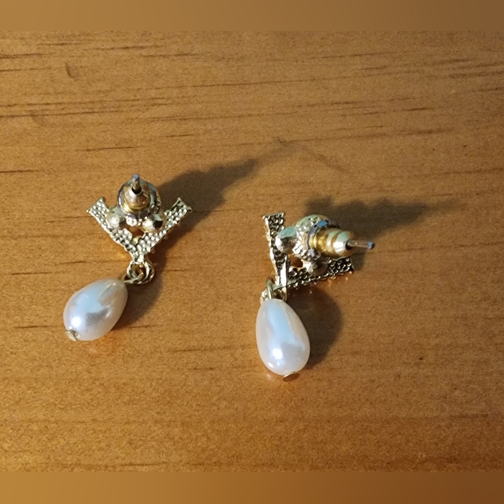 Elegant Gold and Pearl Jewelry Set - Picture 4 of 10